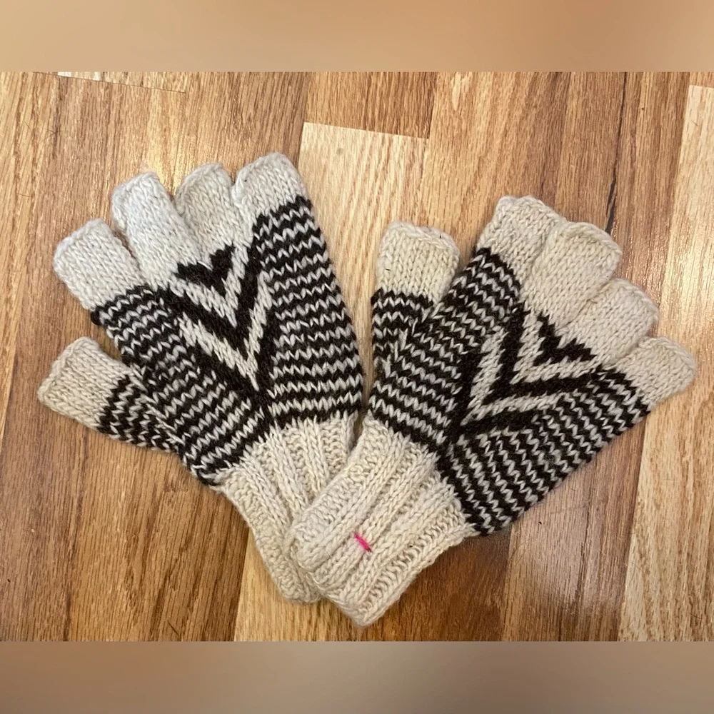 Black and Cream Open Fingers Knit Gloves NWOT